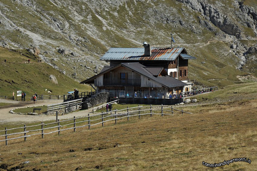 093 Rifugio Sasso Piatto.JPG